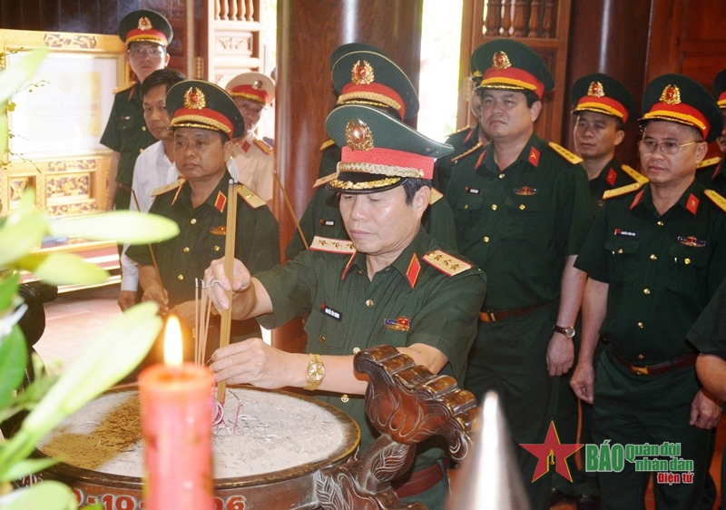 Thượng tướng Nguyễn Tân Cương dâng hương tưởng niệm Chủ tịch Hồ Chí Minh tại Khu Di tích Quốc gia đặc biệt Kim Liên